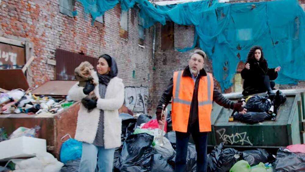 «Инсталляция помоев»: Шнуров снял клип о ситуации с уборкой мусора в Петербурге