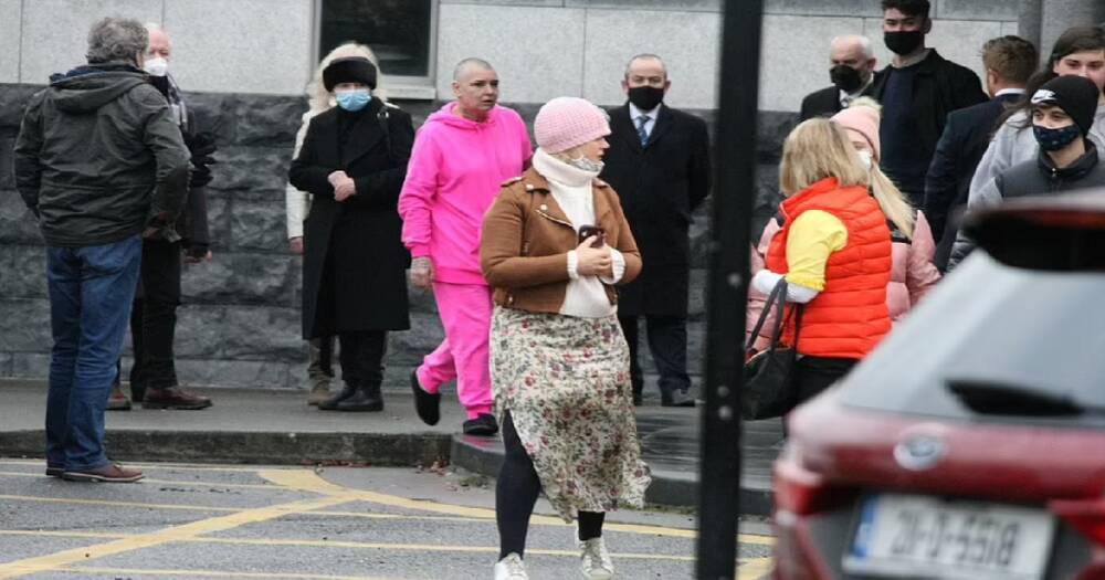 Певица Шинейд О'Коннор пришла на похороны сына в ярко-розовом костюме