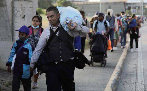 Сотни мигрантов из Гондураса и Никарагуа, направляющиеся в США, застряли на границе с Гватемалой