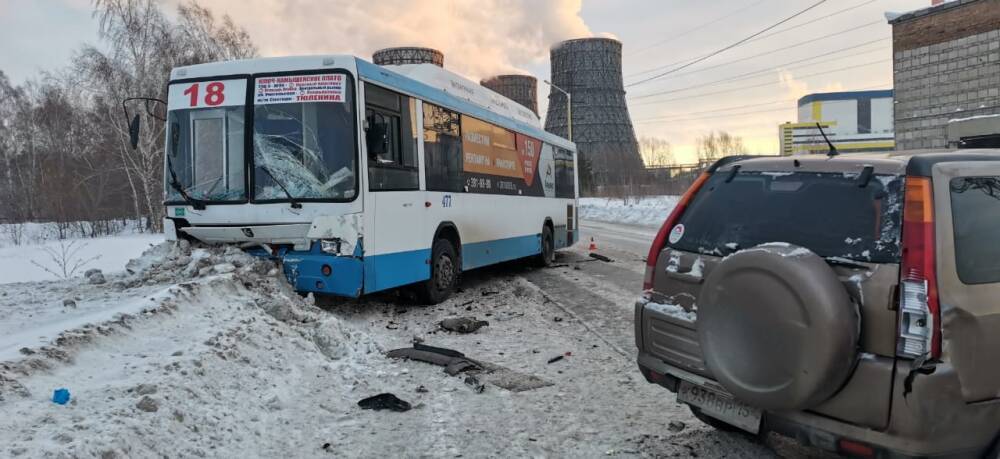 В Новосибирске водитель внедорожника врезался в автобус и погиб