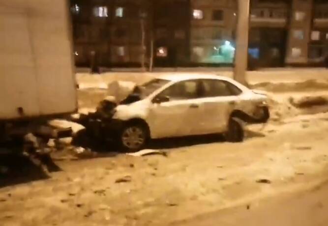 Водитель каршеринга помял три припаркованные машины в Петербурге и сбежал — видео