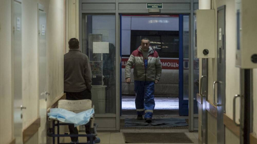 Медики госпитализировали школьника с отравлением водкой в Петербурге