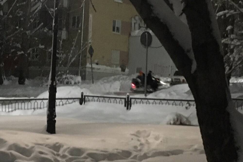 Из-за обилия снега жители Саратова ездят по городу на снегоходах