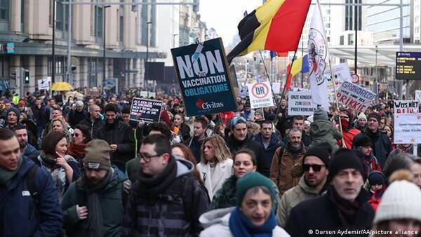 В Европе прошли многотысячные протесты против вакцинных пропусков
