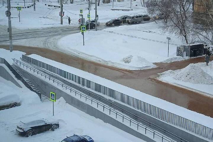 На ул. 50 лет ВЛКСМ в Ижевске произошел прорыв водопровода