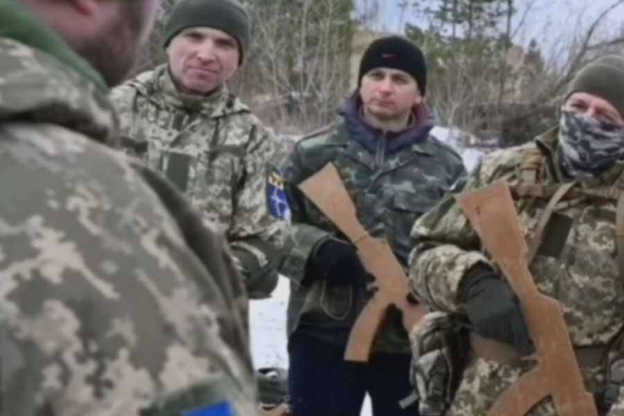 В Британии высмеяли деревянные автоматы украинских военных