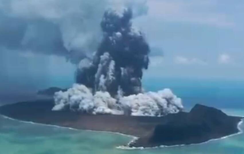 В Тихом океане извергается подводный вулкан, угрожающий цунами Курилам, Японии и США