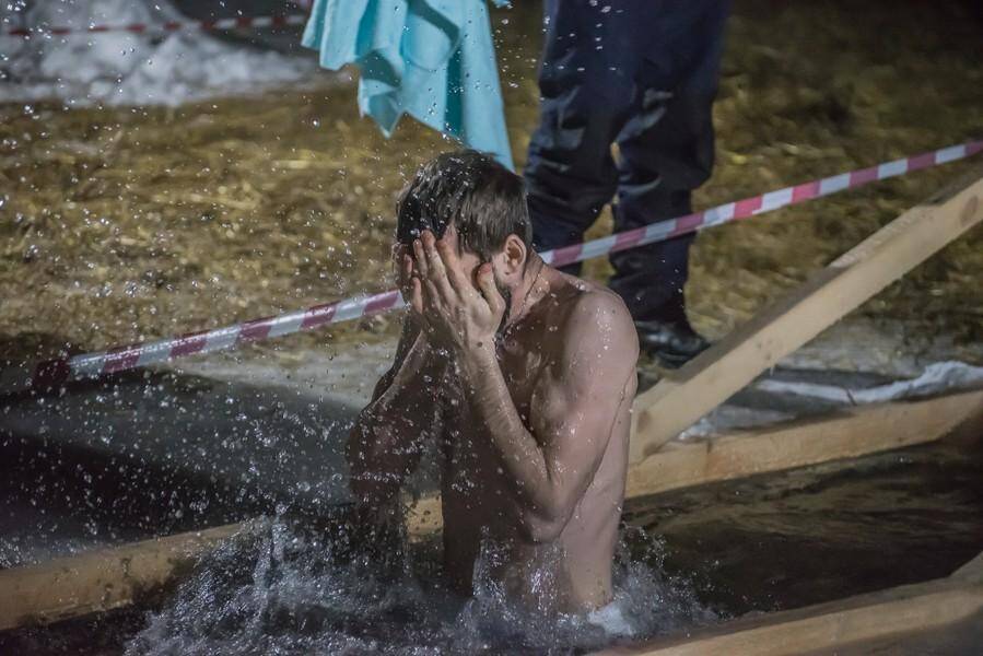 Новосибирский священник назвал махровым суеверием попытку смыть грехи в проруби на Крещение