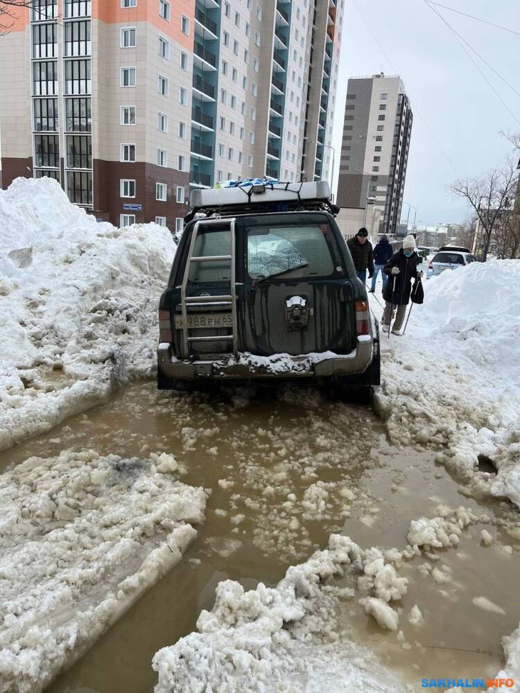 В Южно-Сахалинске затопило снежный двор