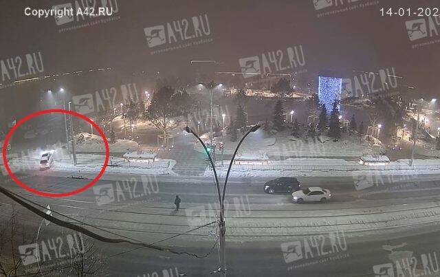 В Кемерове джип снёс ограждение в Парке Ангелов: происшествие попало на видео