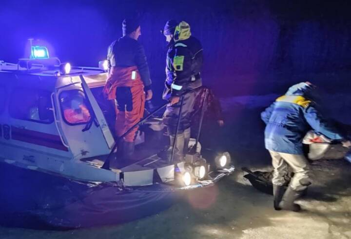 В Ломоносовском районе Ленобласти спасатели эвакуировали рыбаков с оторвавшейся льдины