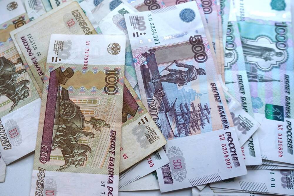 Жители Екатеринбурга назвали размер достойной минимальной зарплаты. Опрос