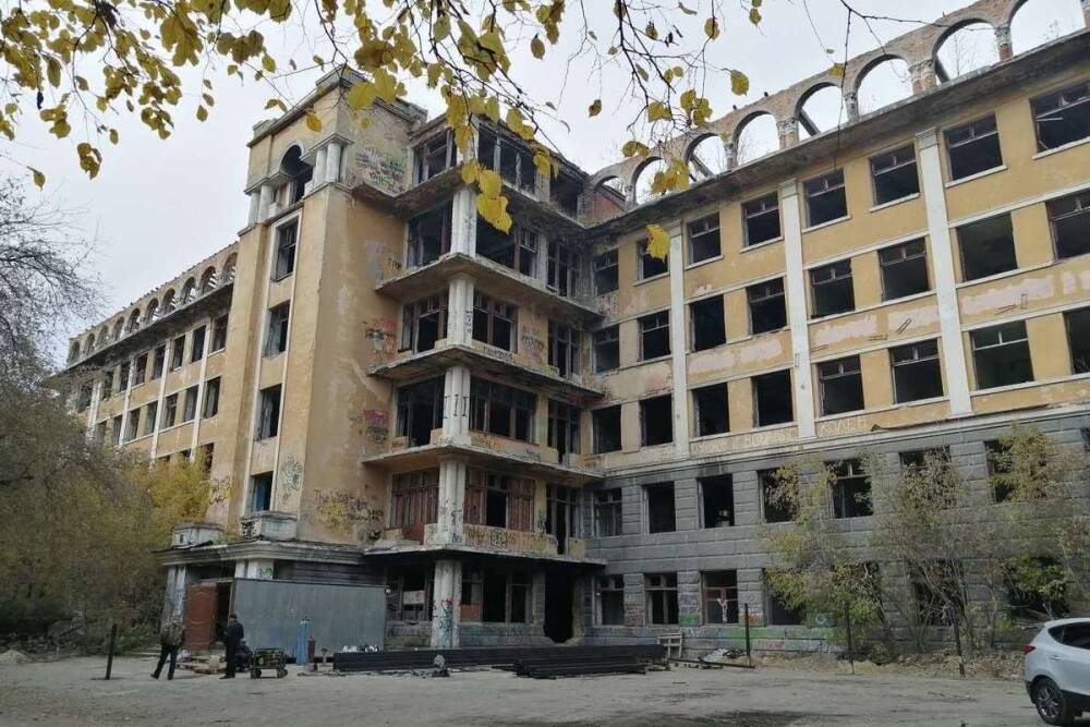 Мишустин лишил заброшенную больницу в Екатеринбурге статуса памятника