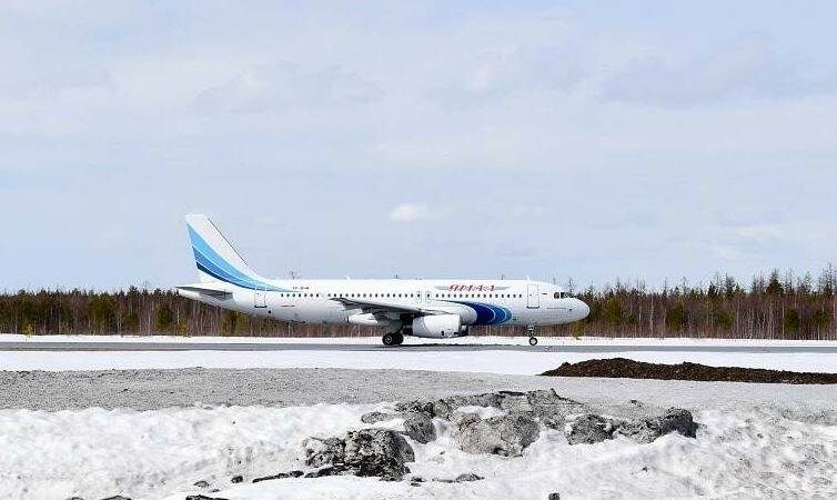 Из-за сильного снегопада на Ямале закрыли аэропорт