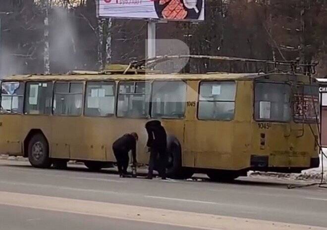 В Рязани засняли дымящийся троллейбус