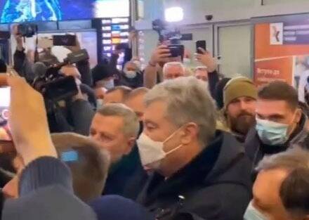 В аэропорту Киева Порошенко встретила толпа, скандирующая его имя