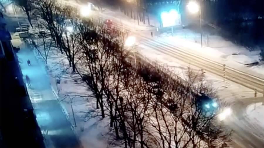 Автомобиль сбил женщину с ребенком на переходе в Москве