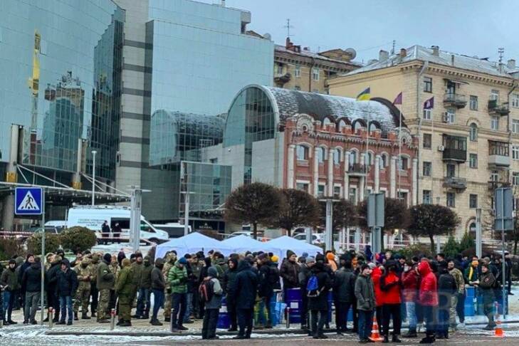 Порошенко отправился в суд. Под Печерским судом сторонники собрались на митинг