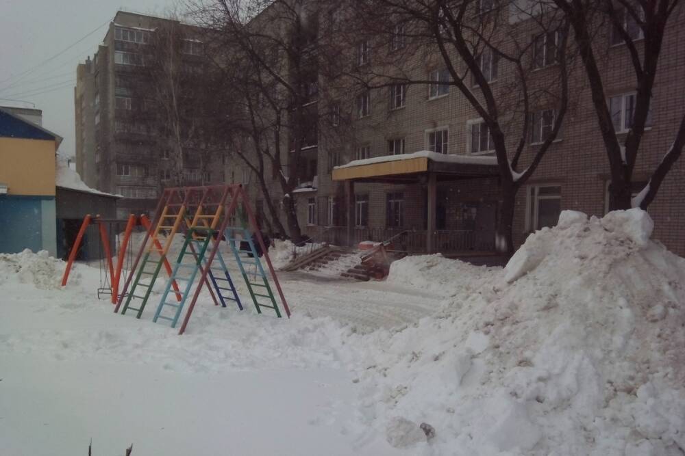 В центре Рязани трактор засыпал снегом детскую площадку
