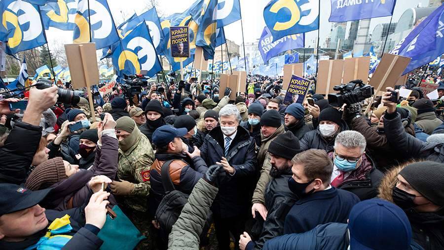 В офисе Зеленского назвали массовкой участников акции в поддержку Порошенко