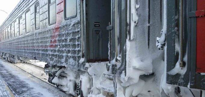 Заснувший на путях житель Красноярского края не проснулся от проезжавшего над ним поезда