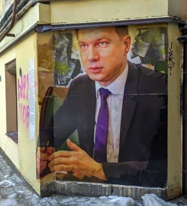 В Петербурге на стене дома вместо Достоевского нарисовали чиновника, борющегося с граффити
