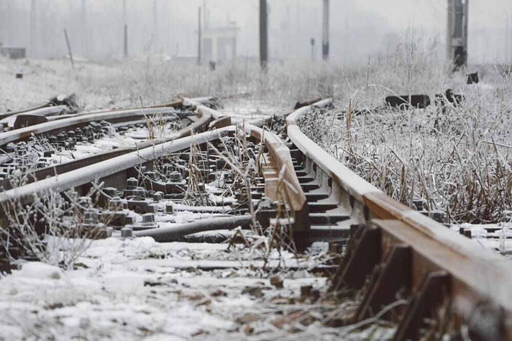 Уснувший на путях житель Красноярска выжил под проехавшим поездом