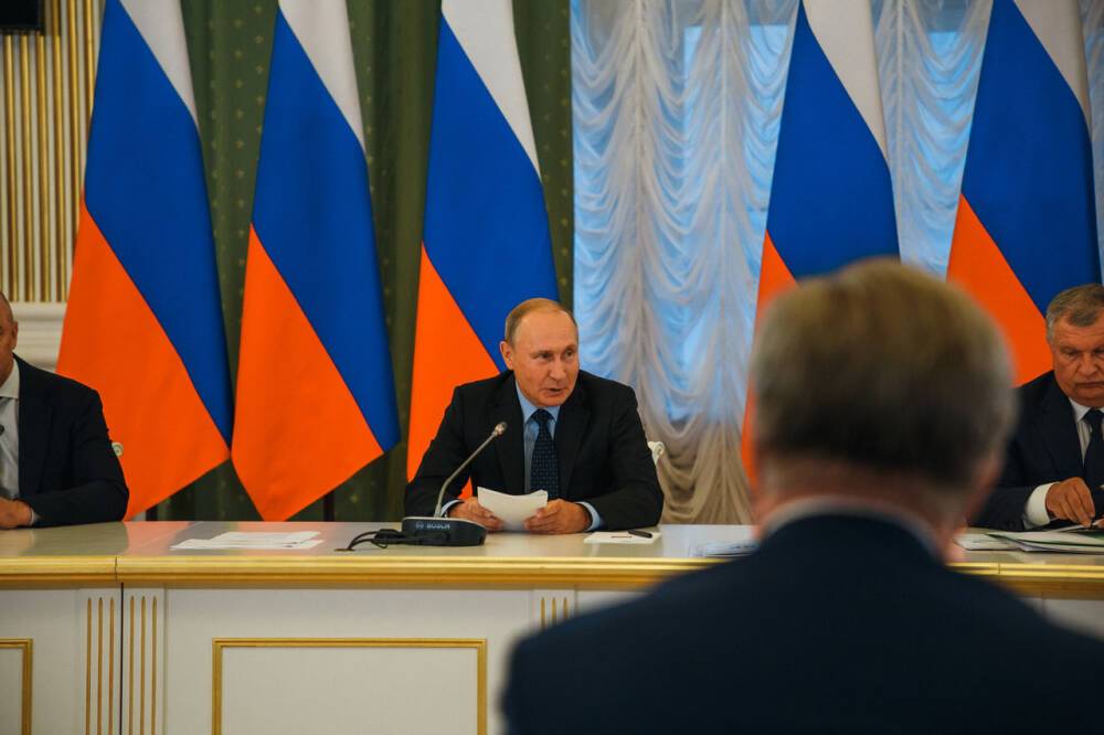 Путин поручил доложить о причинах провала нацпроекта "Демография"