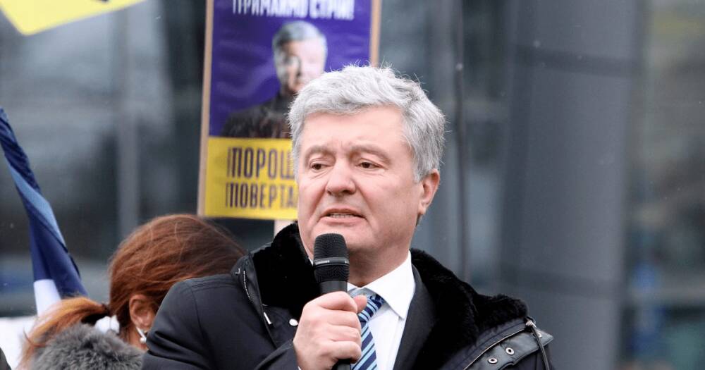 "Хто не скаче - той мос***ль": сторонники Порошенко прыгали под Печерским судом (видео)