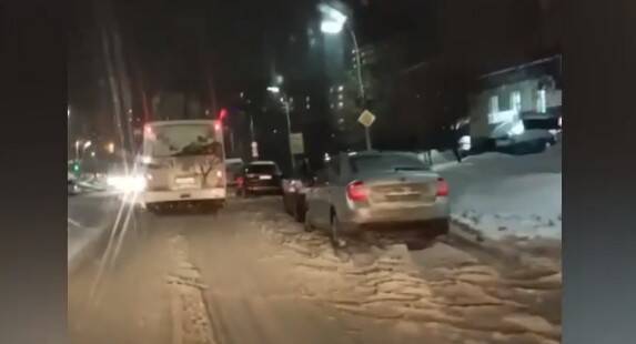 Дорога на улице Новосёлов в Рязани сильно сужена из-за снега — соцсети
