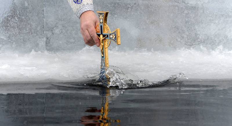 Набрать святую воду в церкви можно вечером в Крещенский сочельник 18 января и на Крещение 19 числа