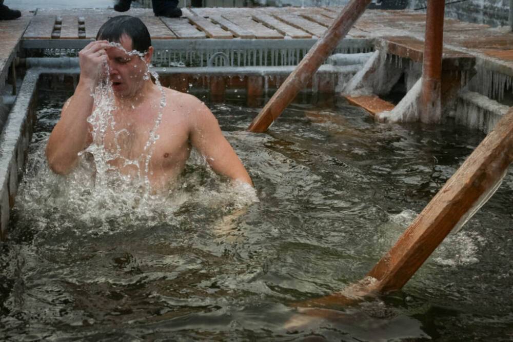 Жителей Курской области попросили воздержаться от крещенских купаний из-за COVID-19