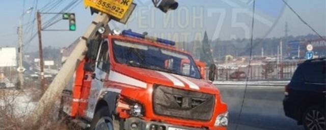 В Чите на спешившую по вызову пожарную машину упал бетонный столб
