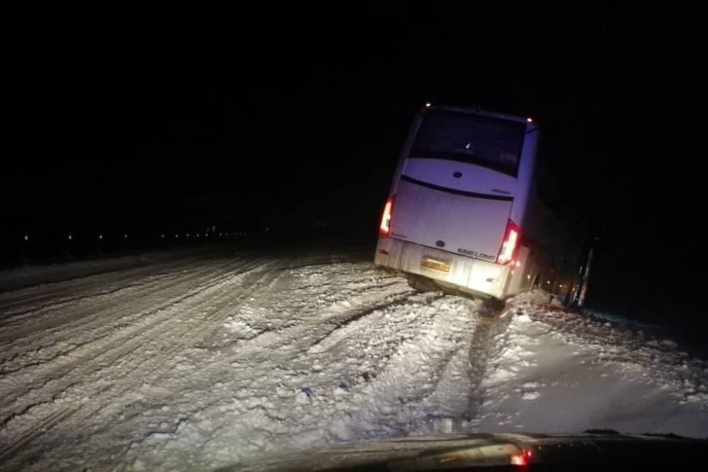 На трассе в Волгоградской области рейсовый автобус въехал в ограждение