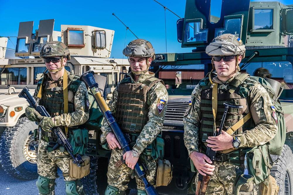 Британские читатели позабавились снимками военных Украины с деревянными автоматами