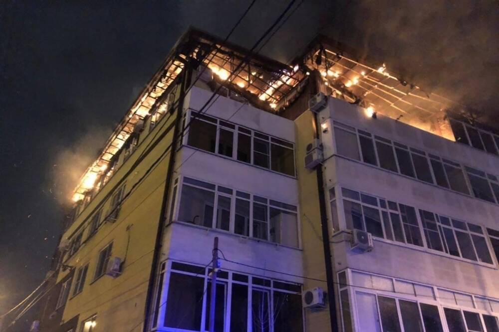 В Адлерском районе Сочи загорелась крыша пятиэтажки и квартира