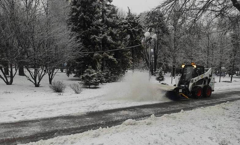 Из-за мокрого снега коммунальную технику Ростова перевели в режим повышенной готовности