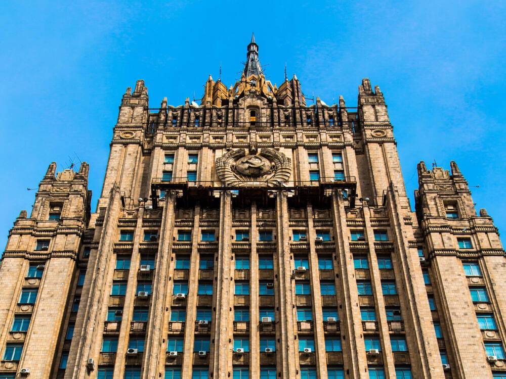 В МИД РФ заявили, что посольство в Киеве работает в штатном режиме. СМИ сообщали об эвакуации российских дипломатов из Львова и Киева