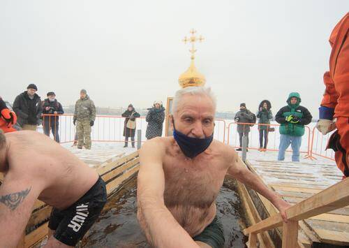 Вирусолог Нетёсов призвал не забывать о ношении масок при крещенских купаниях