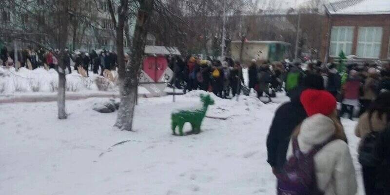 Из-за угроз минированием во всех школах Хабаровска проводят эвакуацию