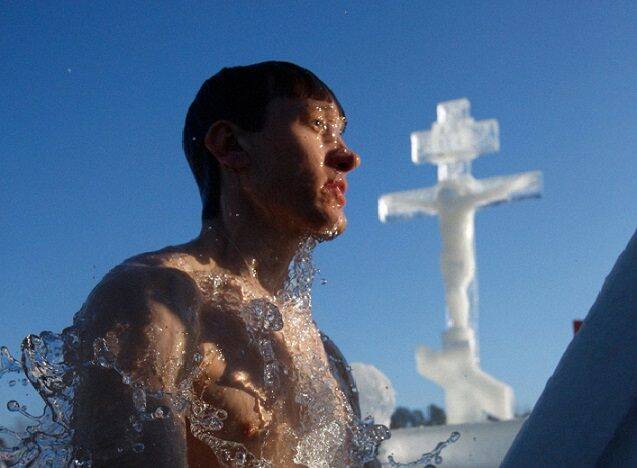 Погружение в прорубь на Крещение: что на самом деле к этому относятся православные священники - Русская семерка