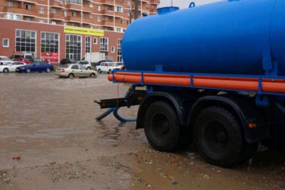 В Краснодаре откачивают воду на перекрёстке, где утром утонули несколько машин