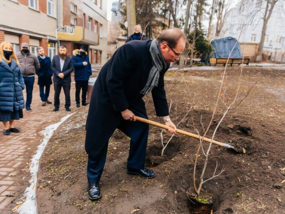 Зарубежные дипломаты посадили деревья в новом еврейском культурном центре в Киеве