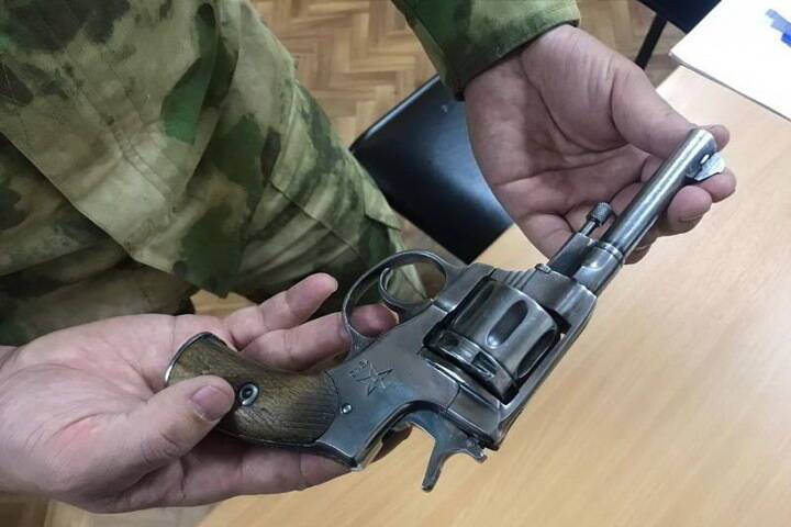 В Улан-Удэ у родственников умершего изъяли старинный револьвер