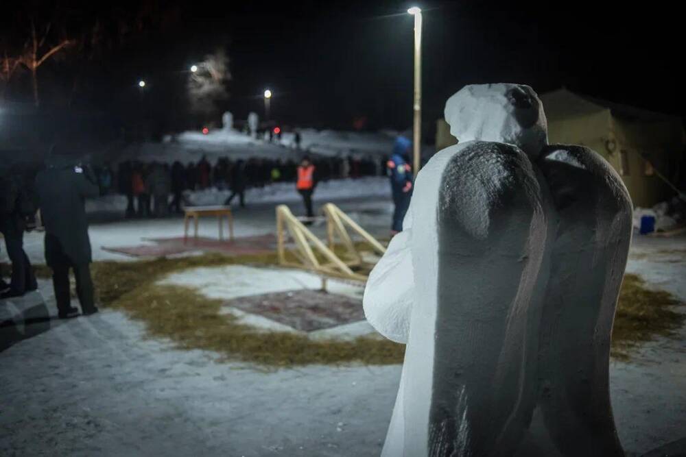 В Новосибирске отмечают Крещение Господне: 10 морозных фото у ночной купели