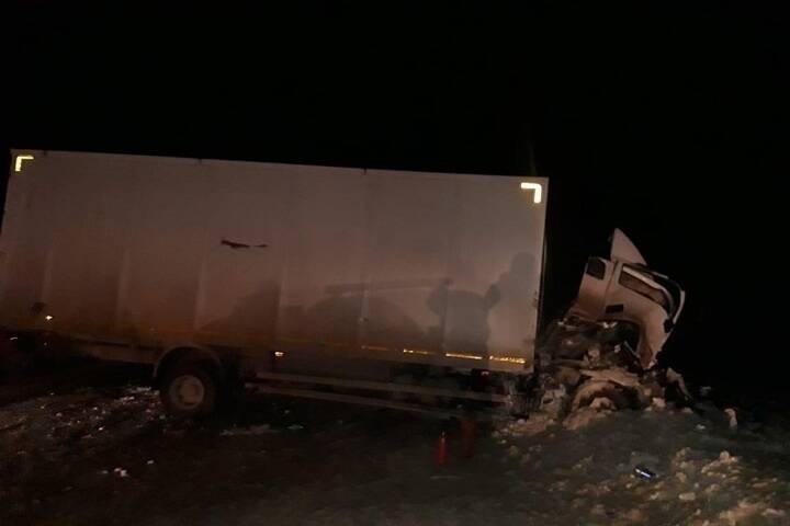 В Красноярском крае водитель большегруза погиб после столкновения с другим грузовиком