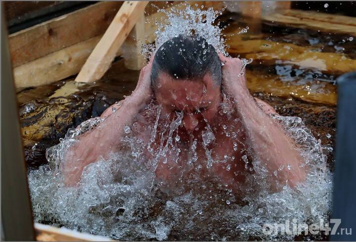 МЧС предупредил россиян о правилах безопасности во время крещенских купаний