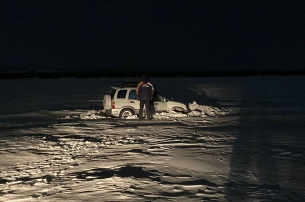 В Комсомольске-на-Амуре спасли замерзающего на льду водителя внедорожника