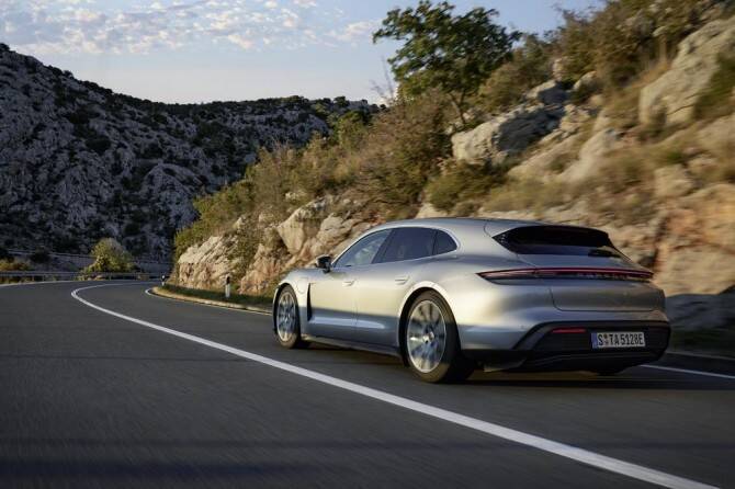 Новый Porsche Taycan Sport Turismo доступен для заказа в России