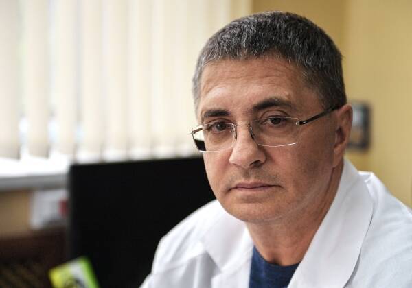 Врач Мясников назвал требующие обращения к врачу симптомы заражения «омикроном»